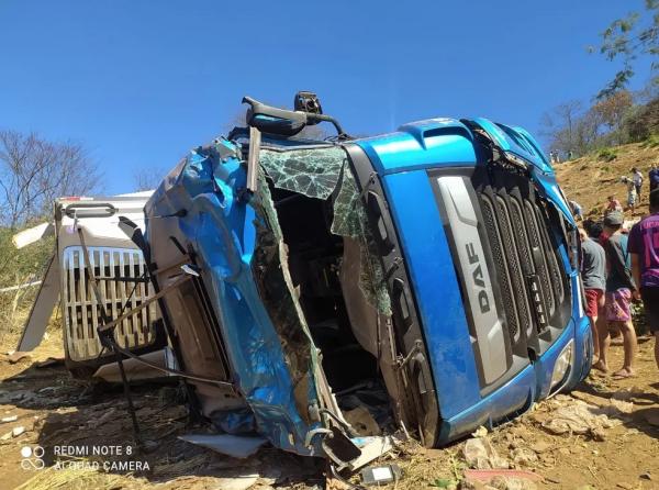 Caminhão tomba em curva e capota com carga de carne na BR-316, no Piauí.(Imagem: Polícia Rodoviária Federal )