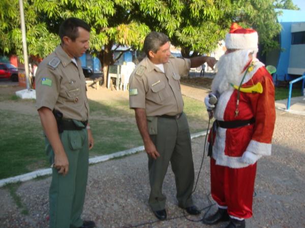 Comandante e sub-comandante da Pm com o Papai Noel(Imagem:reda&ccedil;ao)