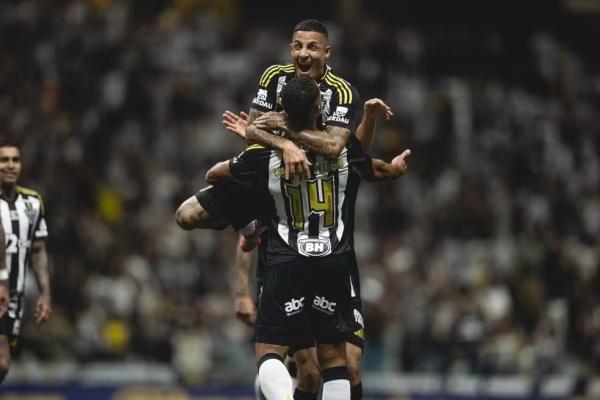 Arana e Vitor Hugo do Atl&eacute;tico-MG comemorando.(Imagem:Pedro Souza / Atl&eacute;tico)