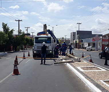 Mulher passa mal ao volante e derruba poste em avenida