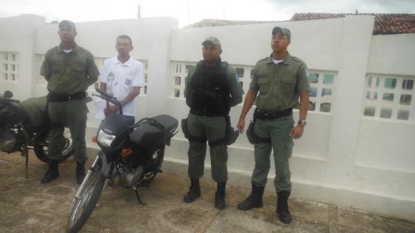 Pol&iacute;cia Militar recupera moto furtada em Floriano.(Imagem:FlorianoNews)
