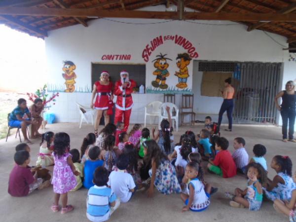 Crianças da creche Senhora Santana recebem sopão solidário