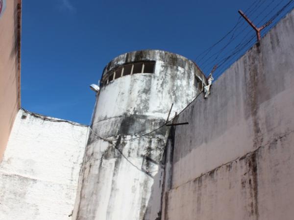Internos escalam muro de 6 metros e fogem do CEM usando uma moto