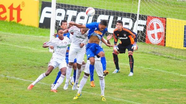 De cabe&ccedil;a, Eurico abriu o placar para o Cruzeiro.(Imagem:Cl&aacute;udio Capucho/ Divulga&ccedil;&atilde;o PMSJC)
