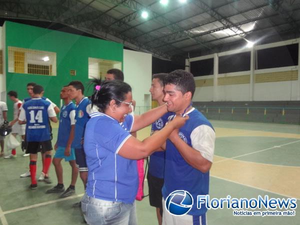 Tarde esportiva &eacute; realizada com alunos do col&eacute;gio Estadual.(Imagem:FlorianoNews)