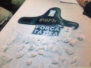 Polícia apreende 900 pedras de crack após rastrear GPS de celular roubado