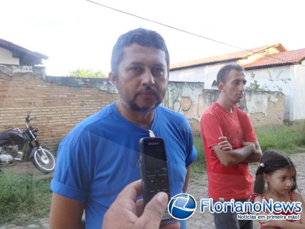 Moradores do Conjunto Vila Le&atilde;o fazem manifesta&ccedil;&atilde;o reivindicando melhorias.(Imagem:FlorianoNews)