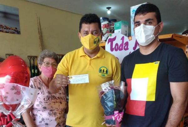 Euclides R. da Costa Neto foi contemplado com o buqu&ecirc; de rosas.(Imagem:Divulga&ccedil;&atilde;o)