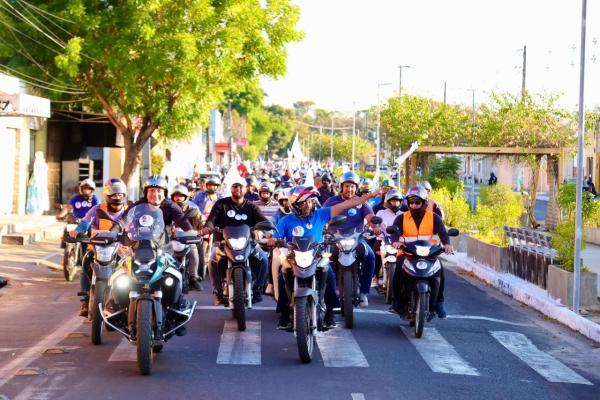 Joel, Jeová e Ciro recebem o carinho de populares em motociata pela zona Norte de Teresina(Imagem:Ascom)