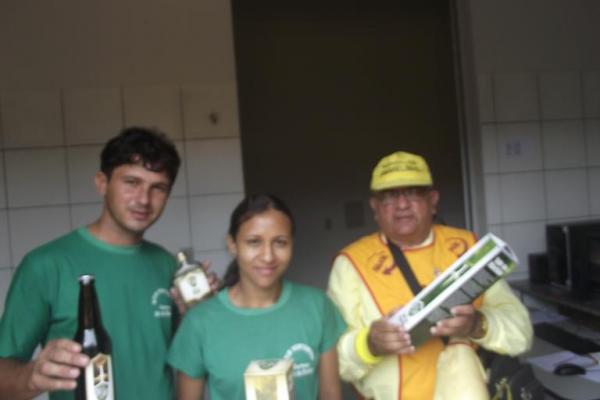Rep&oacute;rter Amarelinho visita f&aacute;brica da cacha&ccedil;a Vale do Riach&atilde;o.(Imagem:FlorianoNews)