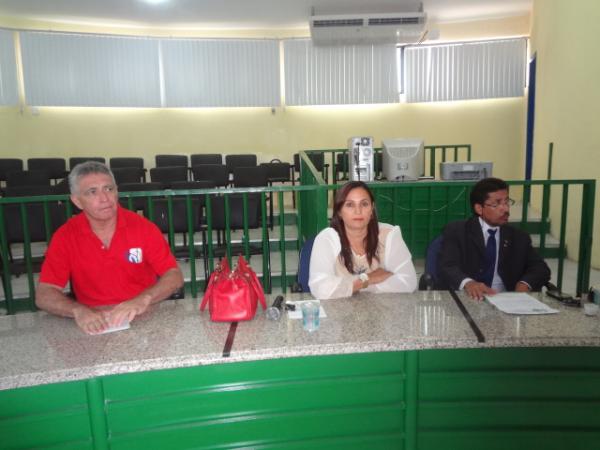 Moradores fazem manifesta&ccedil;&atilde;o por conclus&atilde;o de casas habitacionais.(Imagem:FlorianoNews)