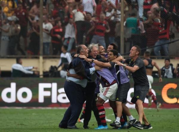 Marcos Braz comemora t&iacute;tulo com Jorge Jesus no gramado.(Imagem:Alexandre Vidal / Flamengo)