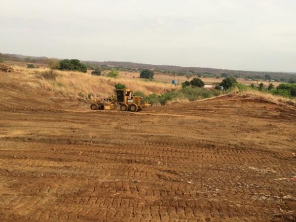 M&aacute;quina trabalhando no terreno supostamente do prefeito.(Imagem:G1PI)