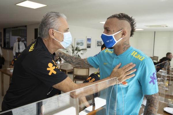 Tite cumprimenta Everton Cebolinha na chegada &agrave; Granja Comary.(Imagem: Lucas Figueiredo/CBF)