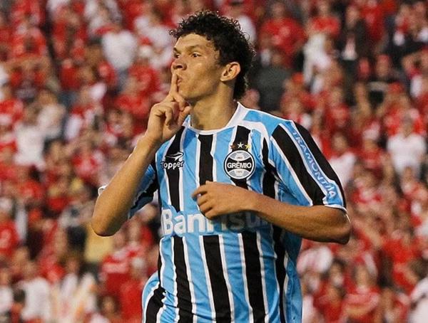 J&uacute;nior Vi&ccedil;osa, ex-atacante do Gr&ecirc;mio, comemora gol contra o Internacional.(Imagem:Eduardo Cecconi)