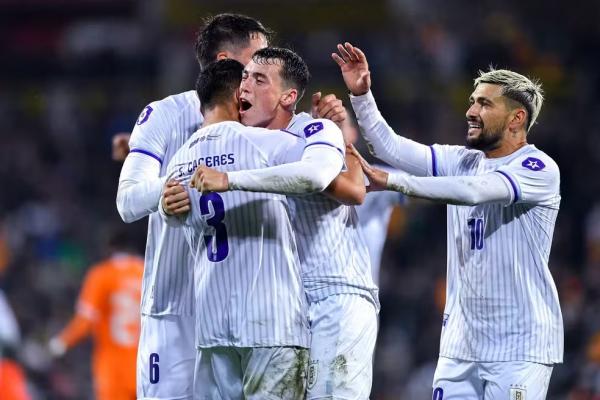 Arrascaeta comemora o gol de Vi&ntilde;as contra a Costa do Marfim.(Imagem:Franco Arland/Getty Images)