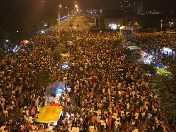 Daniela Mercury arrasta multidão em Parada da Diversidade em Teresina