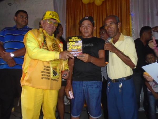 O m&uacute;sico Firmino repassando a premia&ccedil;&atilde;o ao terceiro colocado do Festival Sertanejo.(Imagem:FlorianoNews (Arquivo))