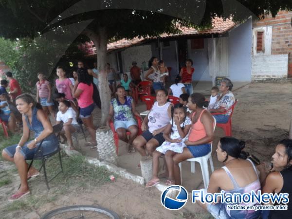 Moradores do Conjunto Vila Le&atilde;o fazem manifesta&ccedil;&atilde;o reivindicando melhorias.(Imagem:FlorianoNews)