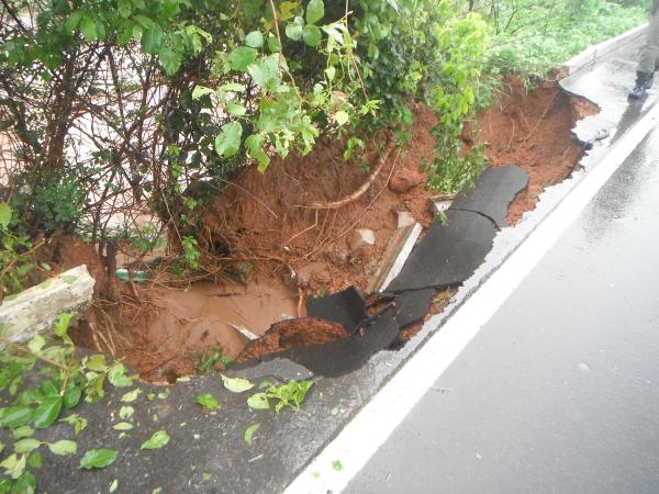 Chuva abre buraco na pista que liga Floriano &agrave; Itaueira.(Imagem:FlorianoNews)