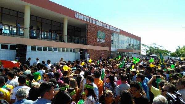 Popula&ccedil;&atilde;o de Parna&iacute;ba aguarda a chegada do presidente ao aeroporto Internacional de Parna&iacute;ba.(Imagem:Andr&ecirc; Nascimento/G1)