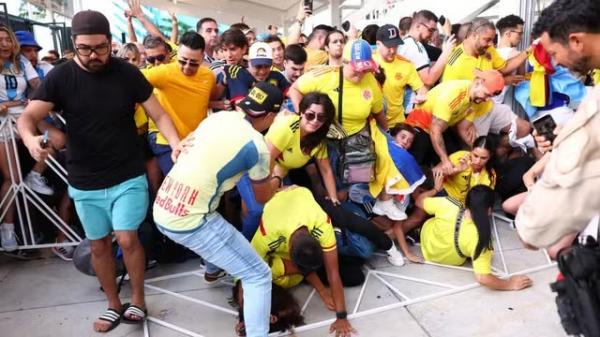 Confus&atilde;o na entrada da partida entre Argentina e Col&ocirc;mbia.(Imagem:Maddie Meyer/Getty Images)