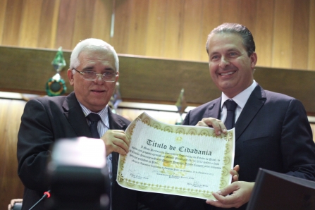 Alepi entrega título de cidadania a Eduardo Campos