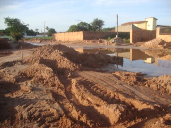 Resto de Barro e lama na Rua Gabriel Ferreira(Imagem:reda&ccedil;ao)