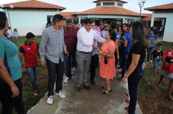 Governador visita municípios e autoriza obras no norte do Piauí