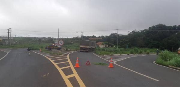Trecho da BR-343 é parcialmente interditado após pane mecânica em carreta