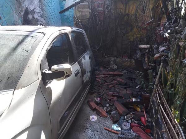 Carro explodiu e destru&iacute;u parte do teto da resid&ecirc;ncia.(Imagem:Ant&ocirc;nio Fernandes/G1)