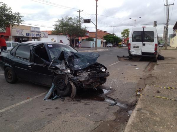 Jovem sofreu pancada na cabe&ccedil;a ao bater carro em van estacionada.(Imagem:Gilcilene Ara&uacute;jo/G1)