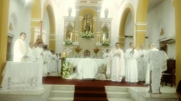 Prociss&atilde;o de Corpus Christi re&uacute;ne multid&atilde;o na Catedral de Floriano.(Imagem:FlorianoNews)