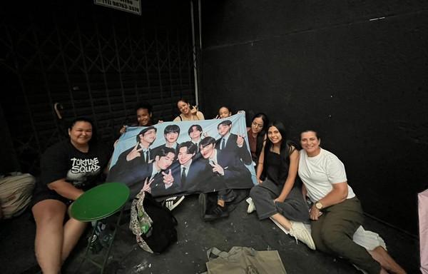 Show do BTS: como fãs se organizam na fila por ingressos em loja física de SP(Imagem:Paola Patriarca/g1)