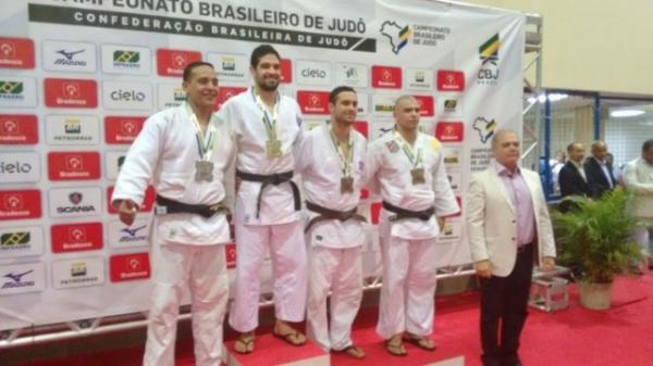 Roberto Vicente Gomes no p&oacute;dio da categoria at&eacute; 90kg.(Imagem:Arquivo Pessoal)