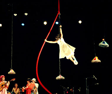 Bailarina cai de uma altura de cinco metros durante apresentação em circo