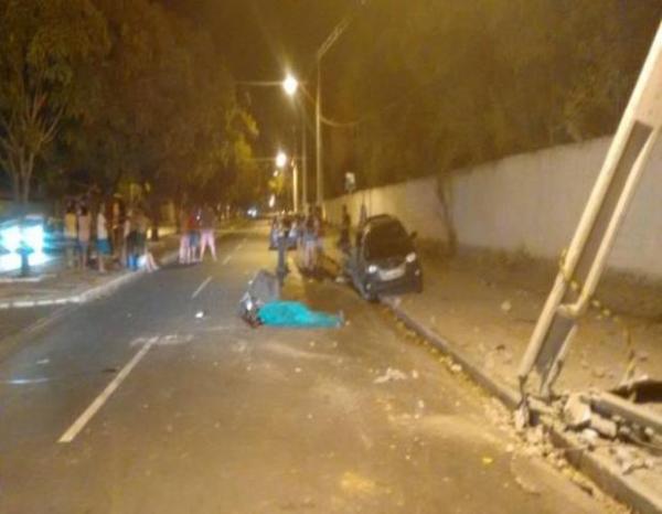 Após ultrapassar ônibus, carro capota mata um e fere dois.(Imagem:Cidadeverde.com)