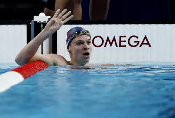 Ao 22 anos, o franc&ecirc;s Leon Marchand n&atilde;o s&oacute; faturou quatro ouros e um bronze em Paris, como derrubou recordes ol&iacute;mpicos do norte-ameriano Michael Phelps.(Imagem:Reuters/Clodagh Kilcoyne/Direitos Reservados)