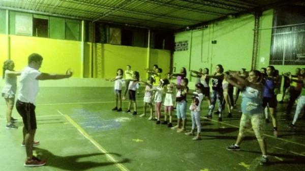 Dia da Mulher &eacute; comemorado com aul&atilde;o de Zumba na Escola Pequeno Pr&iacute;ncipe.(Imagem:FlorianoNews)