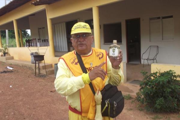 Rep&oacute;rter Amarelinho visita f&aacute;brica da cacha&ccedil;a Vale do Riach&atilde;o.(Imagem:FlorianoNews)