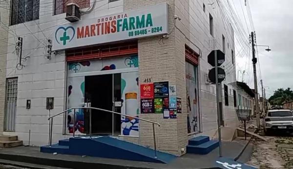 Dupla de bicicleta assalta farmácia no Centro de Floriano