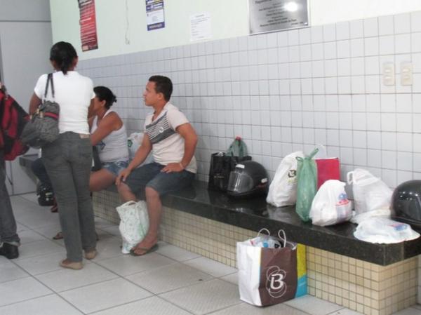 Familiares de presos aguardavam not&iacute;cias na Central de Flagrantes.(Imagem:Catarina Costa/G1)