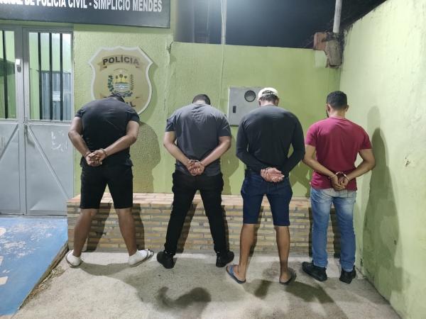 Carga ilegal de cigarros avaliada em R$ 1 milh&atilde;o &eacute; apreendida em Simpl&iacute;cio Mendes.(Imagem: PMPI)