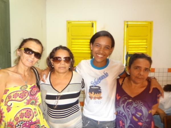 Aluna Geisa Ra&iacute;sa &eacute; recebida com festa em Floriano.(Imagem: FlorianoNews)