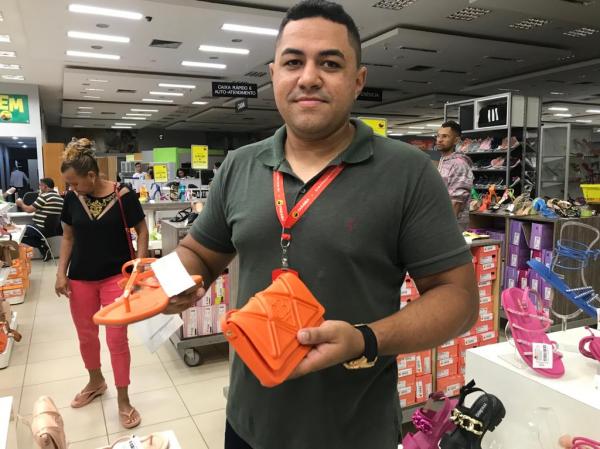  Jhoney Monteiro, chefe do setor de cal&ccedil;ados do Armaz&eacute;m Para&iacute;ba.(Imagem:FlorianoNews)