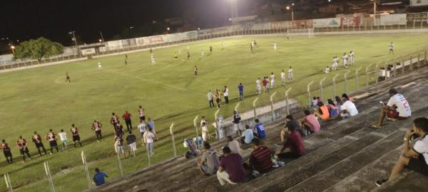 Torcedores que compareceram ao Est&aacute;dio Tiber&atilde;o.(Imagem:FlorianoNews)