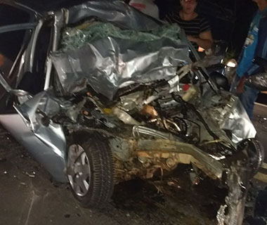 Motorista fica preso às ferragens em acidente com carreta bitrem na BR-343