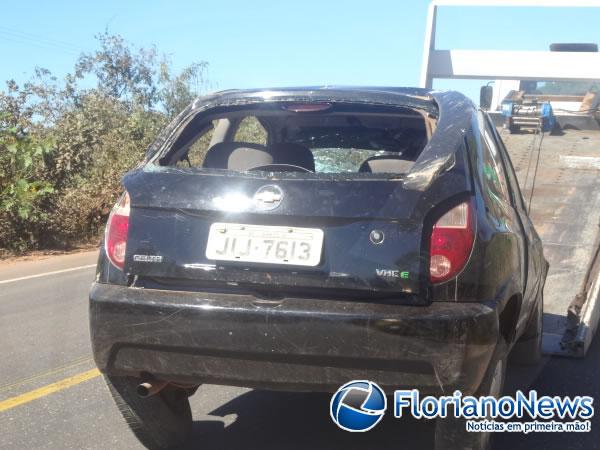 Carro capota ap&oacute;s motorista perder o controle em curva da morte.(Imagem:FlorianoNews)