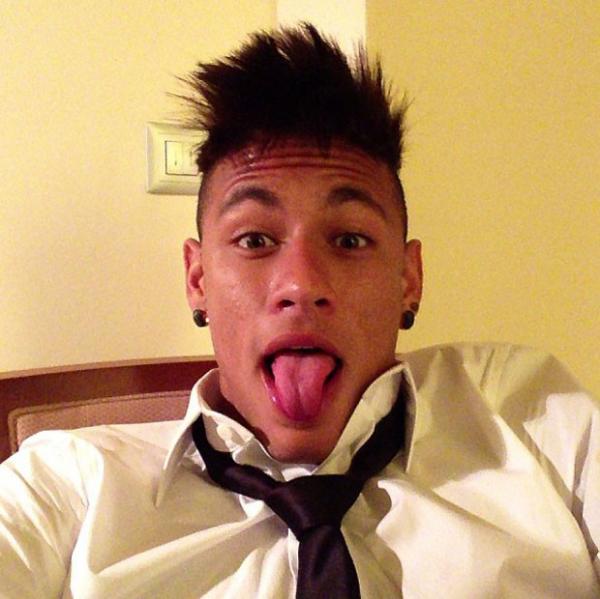 Neymar posta foto mostrando a l&iacute;ngua depois de perder pr&ecirc;mio.(Imagem:Reprodu&ccedil;&atilde;o)