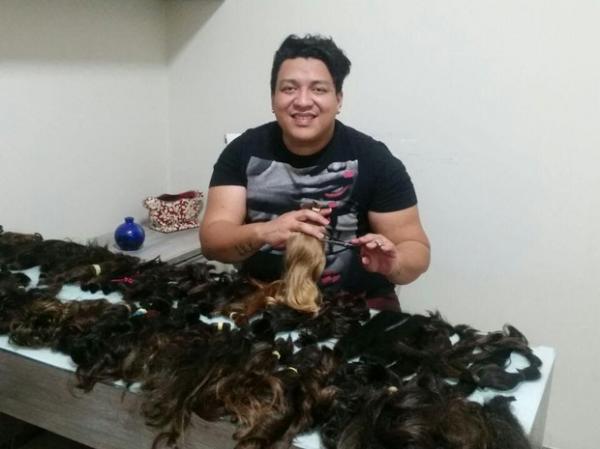 O hair stylist Marcos Lima &eacute; um dos volunt&aacute;rios na campanha.(Imagem:Marcos Lima/Arquivo Pessoal)